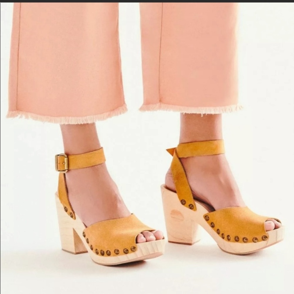 🚨SALE! 🚨Free People Pasadena Clogs